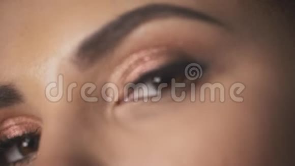 贴合女性眼部美丽亮丽的化妆护肤化妆品睫毛膏女性睫毛蓬松的眉毛完美的时尚容颜视频的预览图
