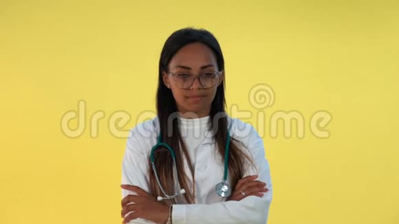 混合种族女医生的特写在黄色背景上向两侧展开手视频的预览图