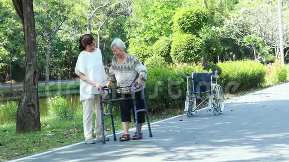亚洲老年妇女在草地上赤脚练习步行运动以释放身体上的静电视频的预览图