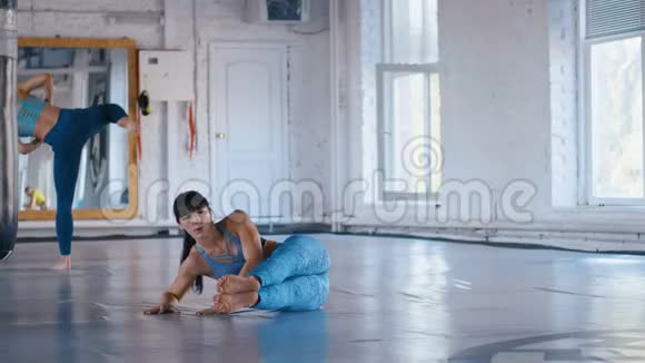 运动女性在健身馆锻炼腹肌女运动员正在做V型仰卧起坐来改善肌肉视频的预览图