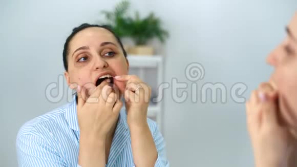 快关门牙线在卫生间刷牙女孩刷牙视频的预览图