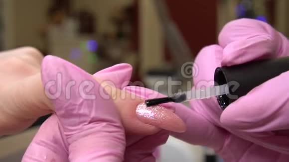 女性手部美甲近景在修指甲的粉色手术中一只年老的女士手视频的预览图