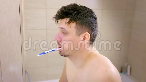 困人刷牙嘴里含着牙刷睡着的画像视频的预览图