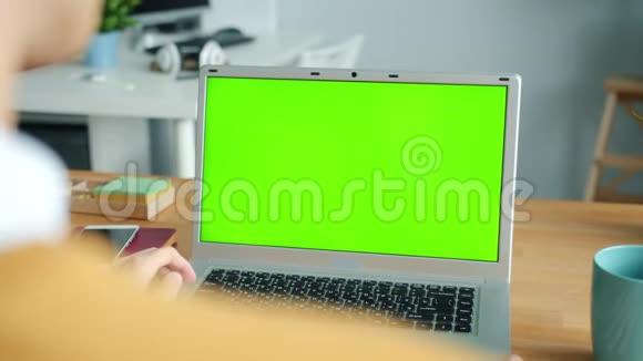 用绿色屏幕彩色钥匙笔记本电脑在办公室打字特写男性手视频的预览图