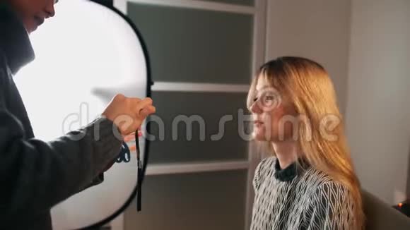理发师或化妆师用镜子向客户展示他的作品视频的预览图