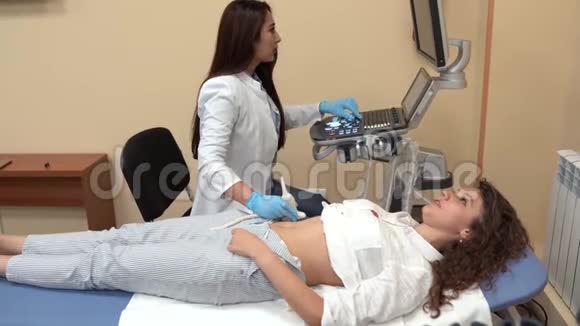 在医院医生为孕妇做超声波超声波扫描视频的预览图