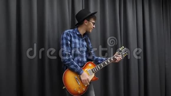 弹吉他的人年轻快乐的千禧男孩在玩电吉他生活方式的人喜欢弹吉他微笑的桂田视频的预览图