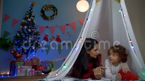 美丽的印度母亲和儿子在圣诞节期间享受完美的快乐视频的预览图