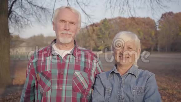 微笑的欧洲老夫妇互相看镜头的肖像成熟的白人家庭视频的预览图