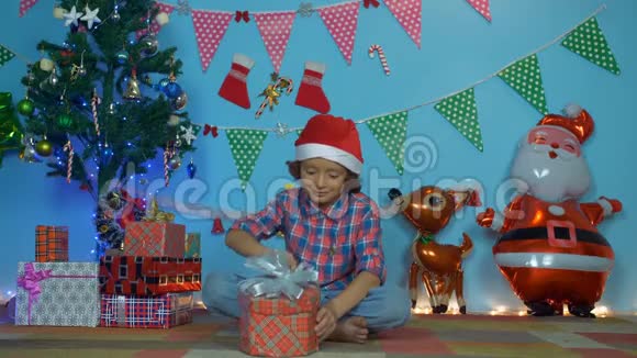 可怜而孤独的印度孩子在圣诞节看了他的特别礼物后感到不快乐视频的预览图