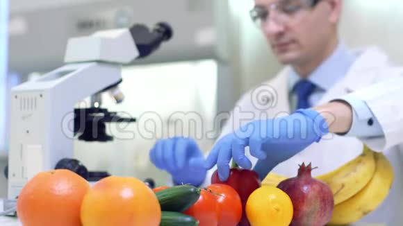 实验室工作人员检查水果和蔬菜并对农药和硝酸盐进行分析视频的预览图