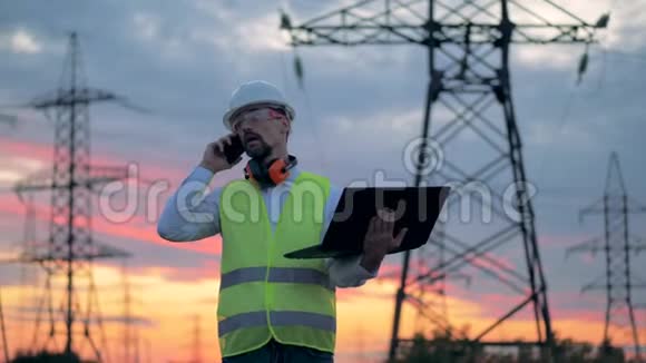 电工使用手机附近的电源线电气变电站4K视频的预览图