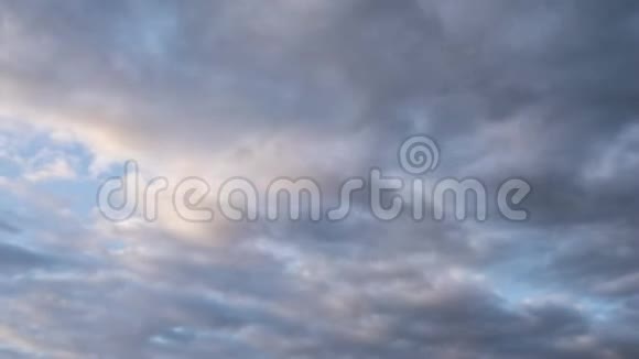 傍晚时分的云层视频的预览图