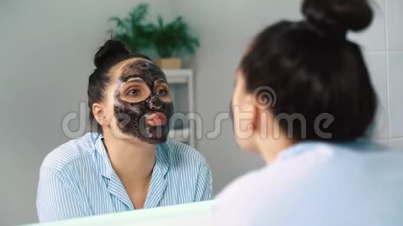 一个脸上戴着黑色面具的女孩在胡闹4K视频的预览图