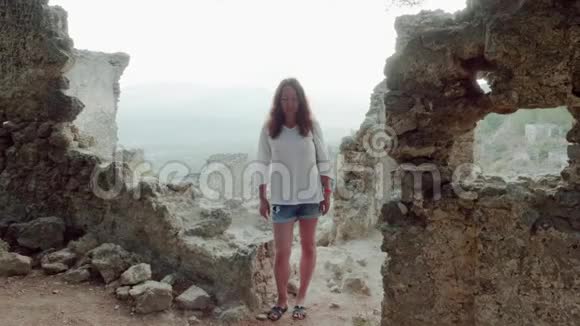 站在古代废墟上的女人视频的预览图