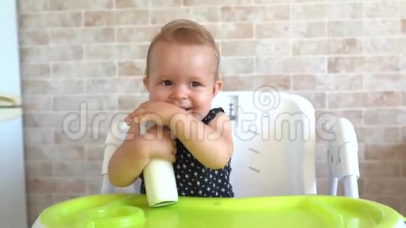 可爱的孩子用奶瓶喝酒8个月大的女孩视频的预览图
