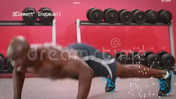 光头男在健身房锻炼视频的预览图