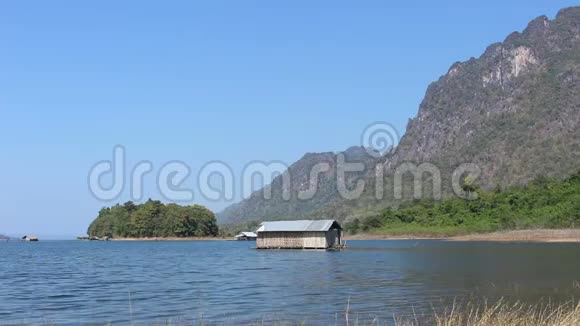 白天的湖景和山景视频的预览图