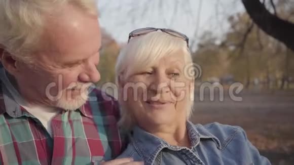 在秋天公园自拍的积极成熟的白种人夫妇的特写快乐的现代欧洲家庭视频的预览图