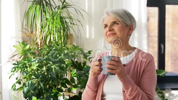 在家喝杯茶的快乐高级女人视频的预览图