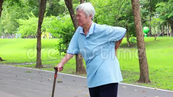 亚洲老年妇女行走时背部及髋关节疼痛女性患者有腰酸背痛腰酸背痛手触摸视频的预览图