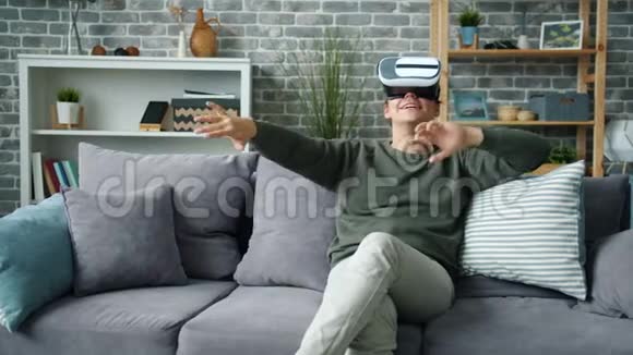 兴奋的人用虚拟现实眼镜享受新体验的慢动作视频的预览图