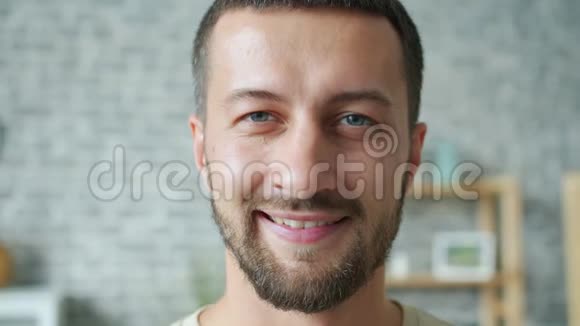 一位长着胡子在室内微笑的商人的特写肖像视频的预览图