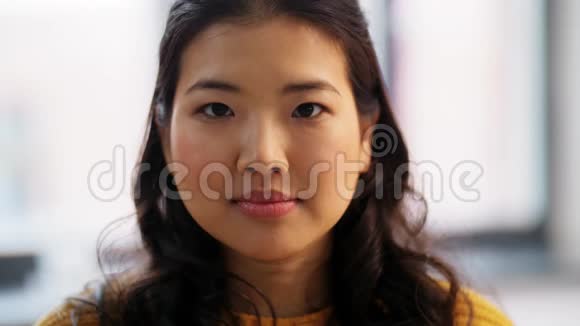 快乐微笑的亚洲年轻女子肖像视频的预览图