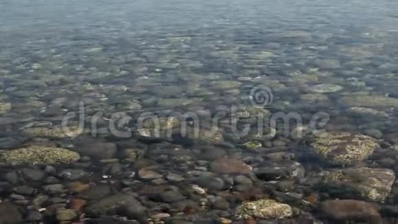 海底的海石和卵石视频的预览图