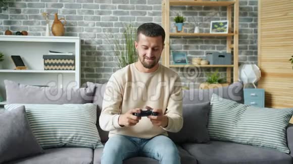 一个人在家里玩电脑游戏的快乐无忧无虑的人的画像视频的预览图