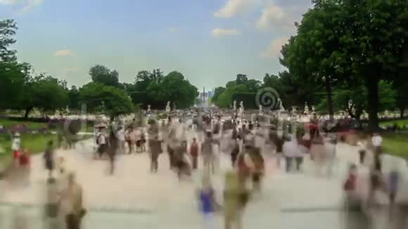 城市行人交通时间流逝巴黎变焦视频的预览图