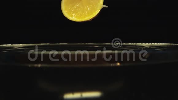 半个柠檬洒在水上溅起水花视频的预览图