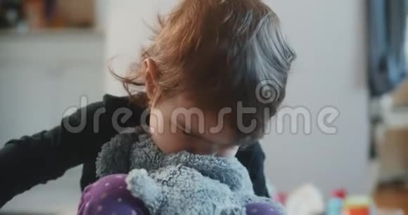 小女孩抱着她的毛绒玩具视频的预览图