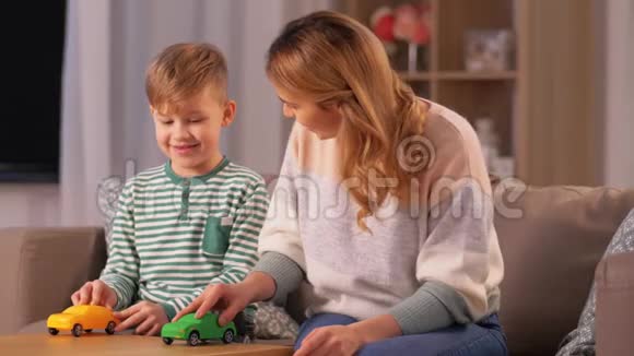 母亲和儿子在家玩玩具车视频的预览图