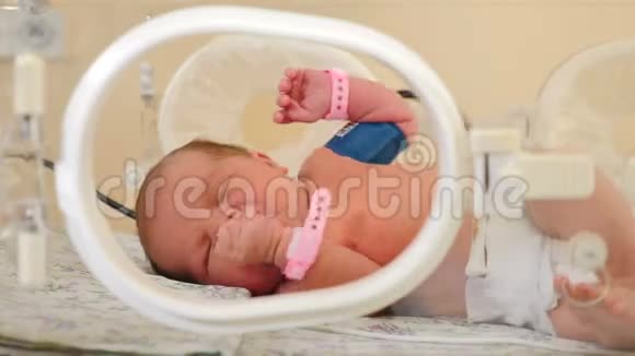 新生儿住院早产儿在孵化器中睡觉时面部表情的肖像视频的预览图