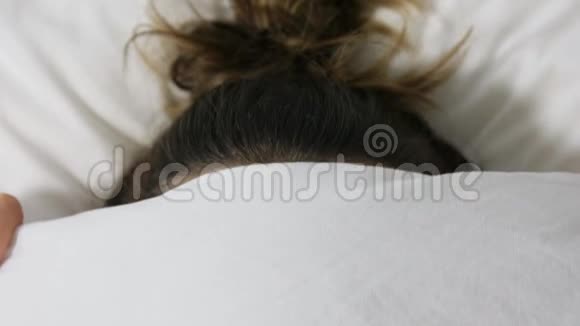 床上快乐的女人从毯子下偷看视频的预览图