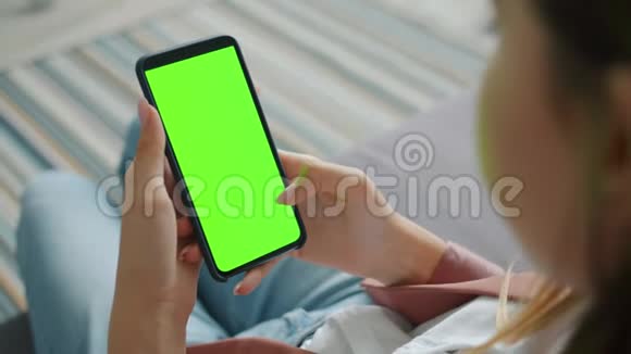 女性使用智能手机的特写镜头内置空白彩色键屏幕视频的预览图