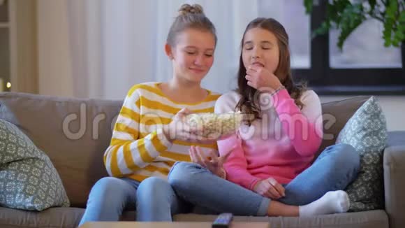 十几岁的女孩在家吃爆米花视频的预览图