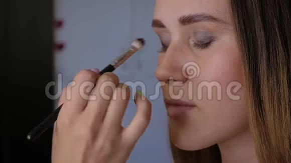 化妆上眼睑时间推移视频的预览图