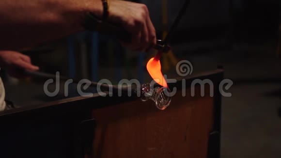 吹玻璃手工加工视频的预览图