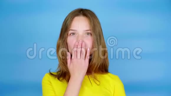 穿着黄色T恤的少女正在亲吻看着镜头视频的预览图