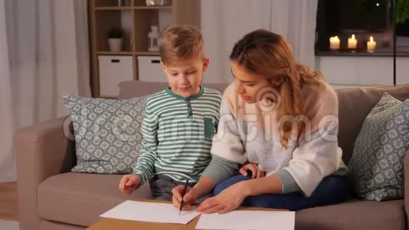 母子俩拿着铅笔在家画画视频的预览图