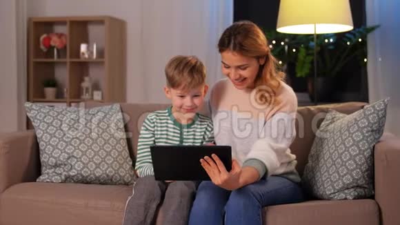 有平板电脑的母子有视频通话视频的预览图