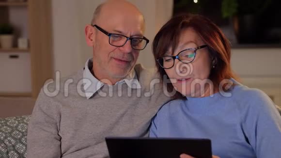 快乐的老夫妇带着平板电脑回家视频的预览图