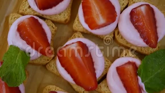 草莓和面包小吃视频的预览图