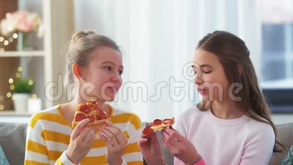 快乐的少女在家吃外卖披萨视频的预览图