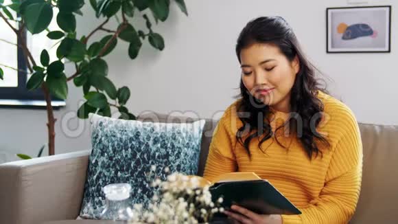 亚洲女人在家看书喝水视频的预览图