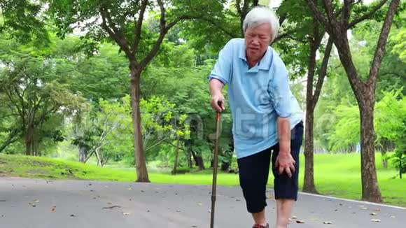亚洲老年妇女患有关节炎骨关节炎老年人走路手握在膝盖上感到膝盖疼痛视频的预览图