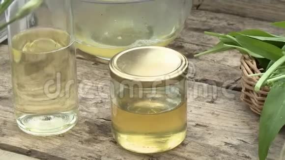 把蜂蜜倒入一碗酒中视频的预览图