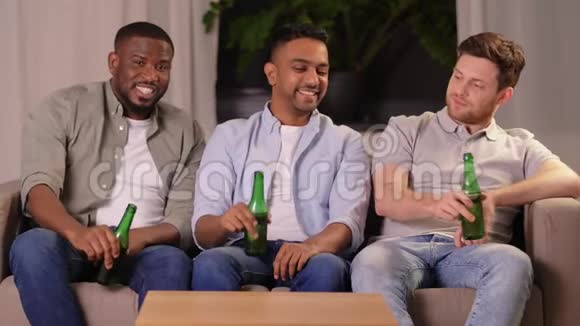 快乐微笑的男性朋友在家喝啤酒视频的预览图